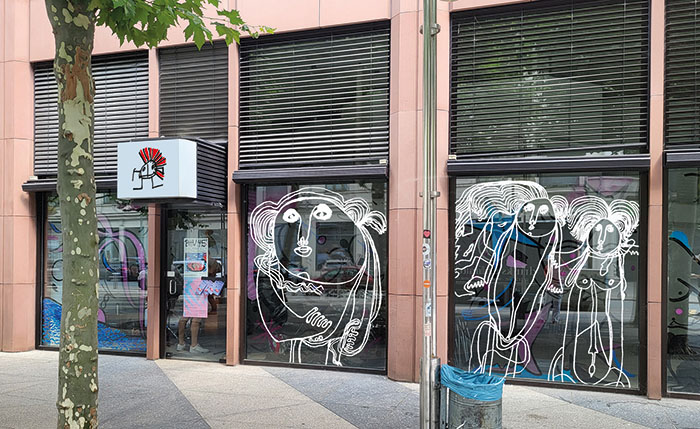 So könnte das von uns gestaltete Schaufenster der Alten Parfümerie Lehr aussehen.